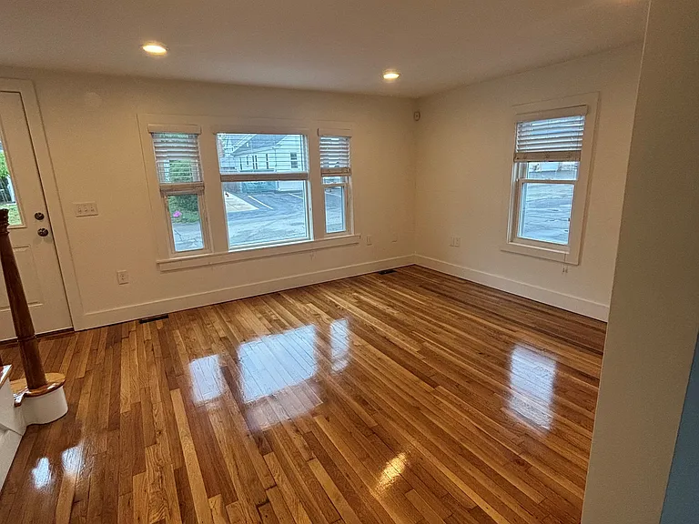 10 Manuel Ave — Photo 6