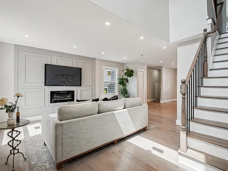 223 Victor St — Photo 1