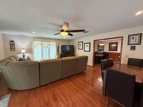 5th image of 207 E Avenue B
