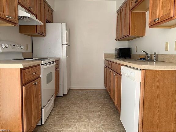 3rd image of 1033 Still Harbor Cir