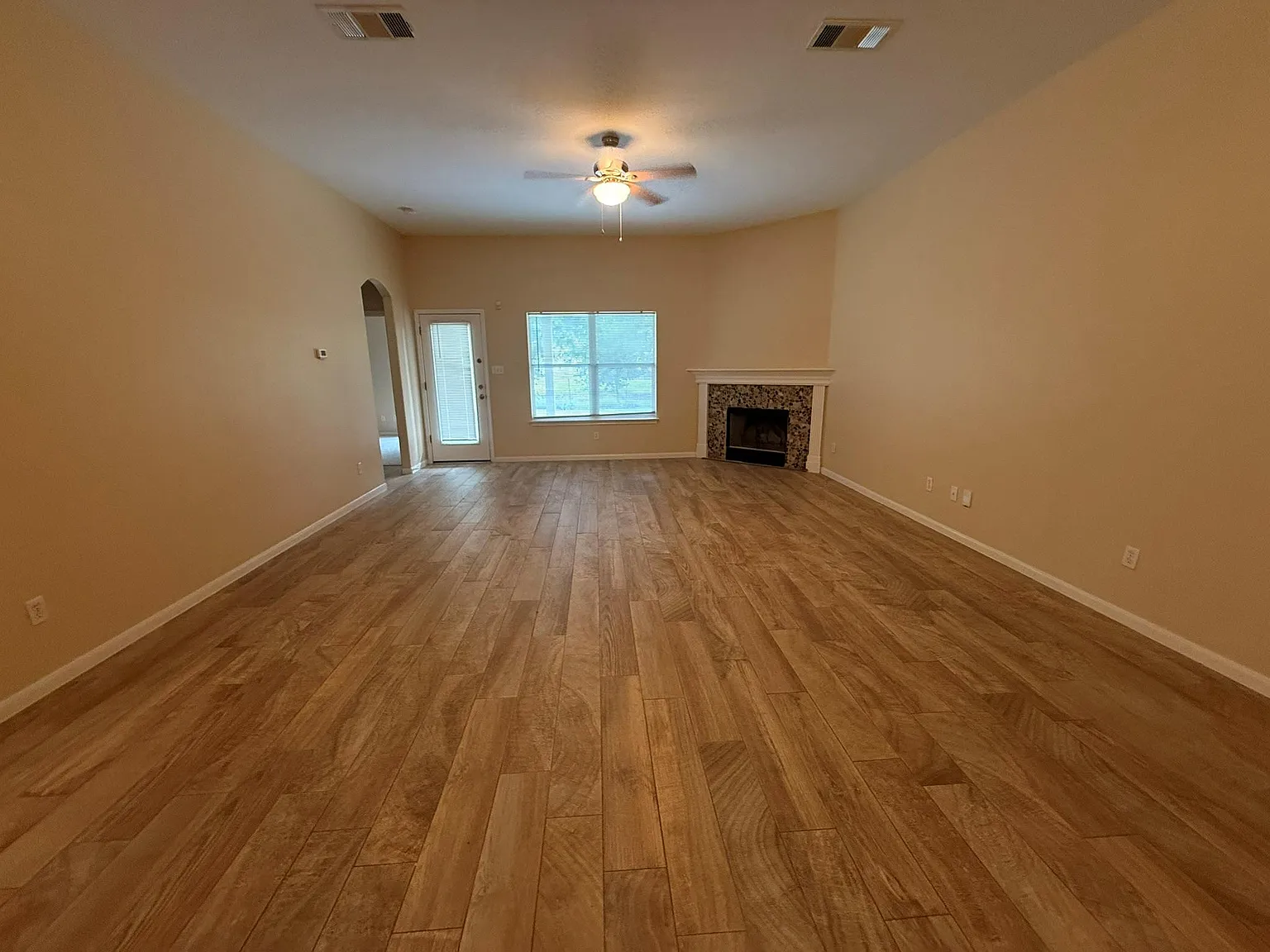 3 bed, 1818 sqft, $1,975 — Photo 3