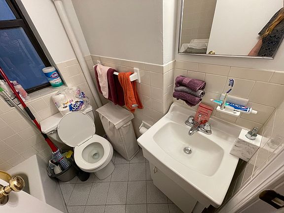 4th image of 326 E 65th St APT 4