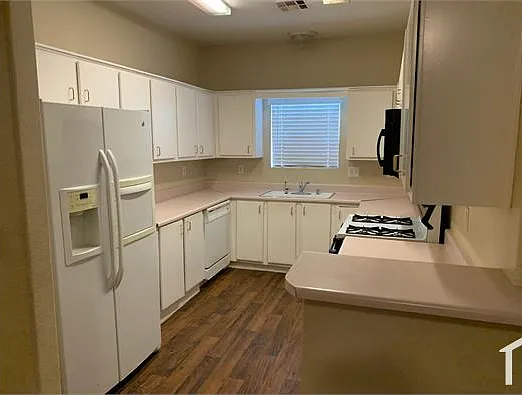 1900 N Torrey Pines Dr #116 — Photo 14