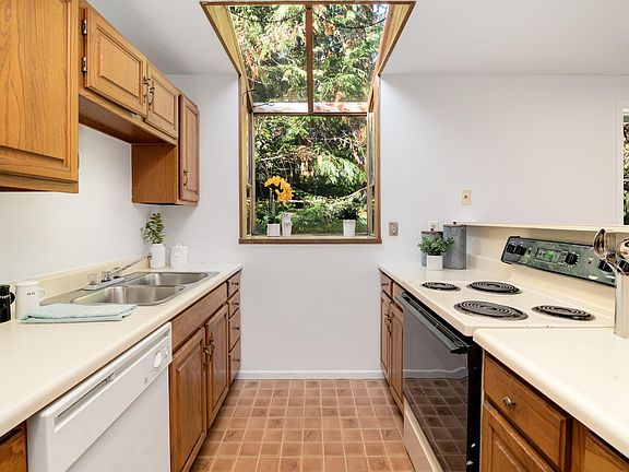 Large kitchen w/ skylight and eating area