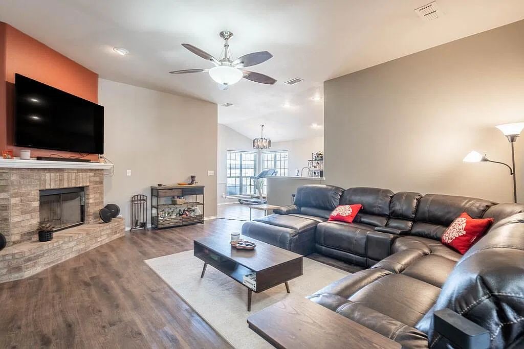 3 bed, 2.0 bath, 1660 sqft, $2,900 — Photo 3