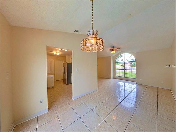5th image of 331 Drake Elm Dr