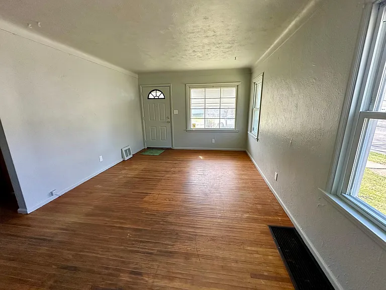 1726 Roosevelt Cir — Photo 6