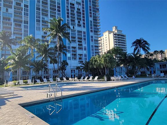5th image of 881 Ocean Dr #Townhouse 10