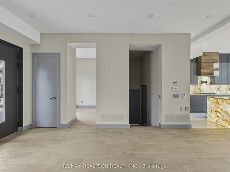 1002 Spadina Rd — Photo 20