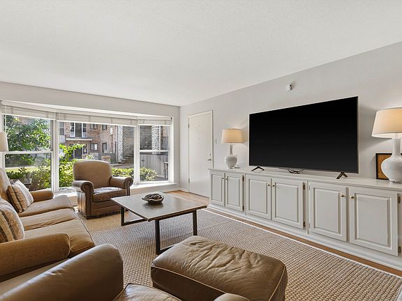 2nd image of 4400 Poplar Ave APT 5