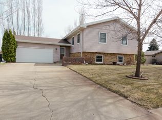 681 5th Ave SW, Dickinson, ND 58601