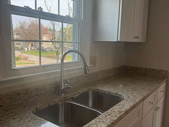 4th image of 402 Macadam Dr