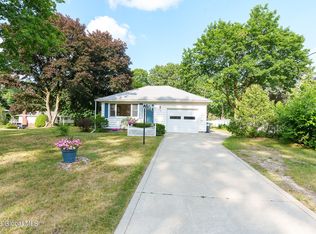 11 Bittersweet Ln, Loudonville, NY 12211
