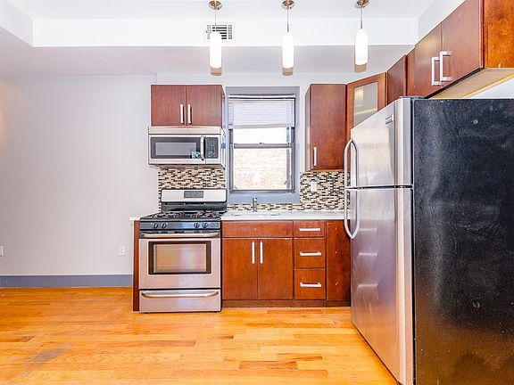 4th image of 1086 Myrtle Ave #3