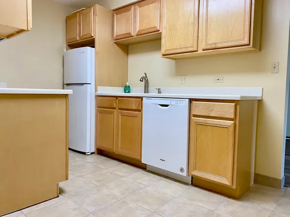 2066 Saint Johns Ave APT 105, Highland Park, IL 60035