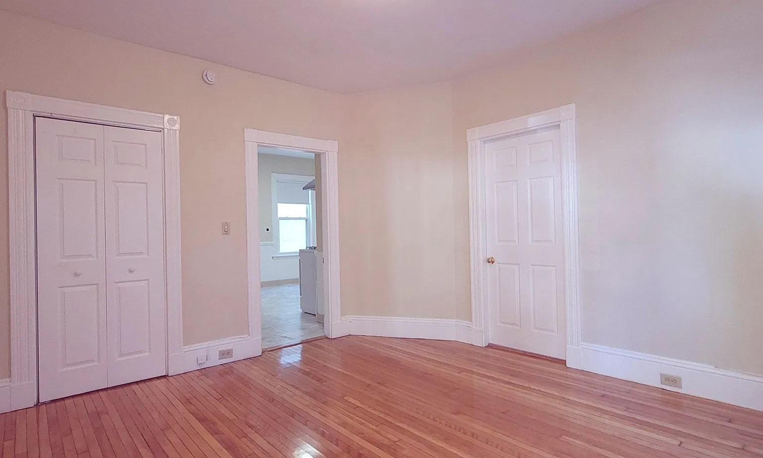 2 bed, 1.0 bath, 1400 sqft, $2,400 — Photo 4