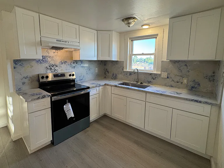 1741 N Blythe Ave — Photo 8