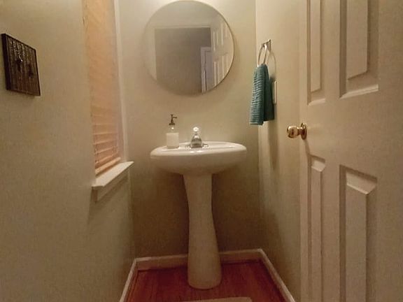 Guest bathroom (1/2 bath)
