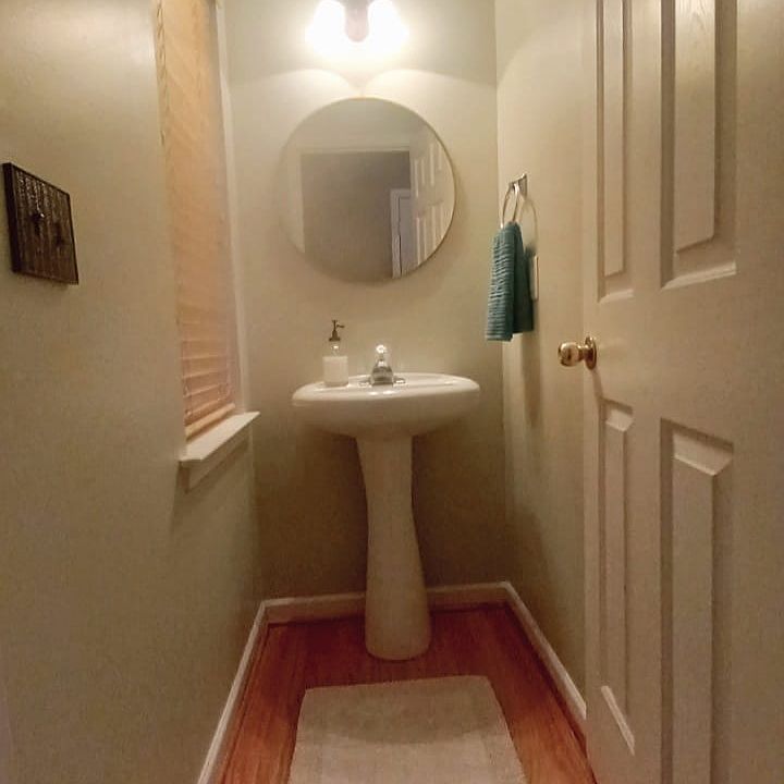 Guest bathroom (1/2 bath)