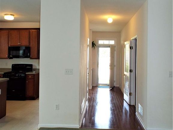 3rd image of 37 Daffodil Dr
