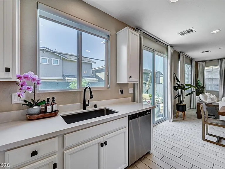 372 Silva Pl — Photo 9