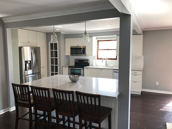 Open kitchen w/large island