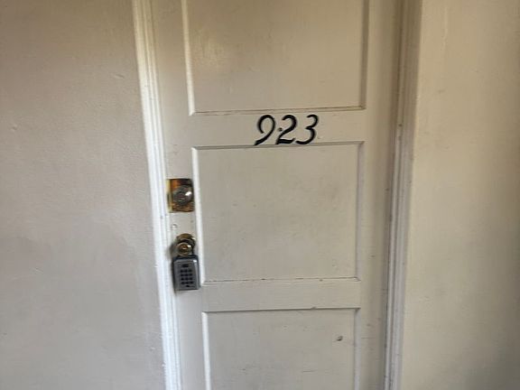 3rd image of 905-929 13th St SE #923