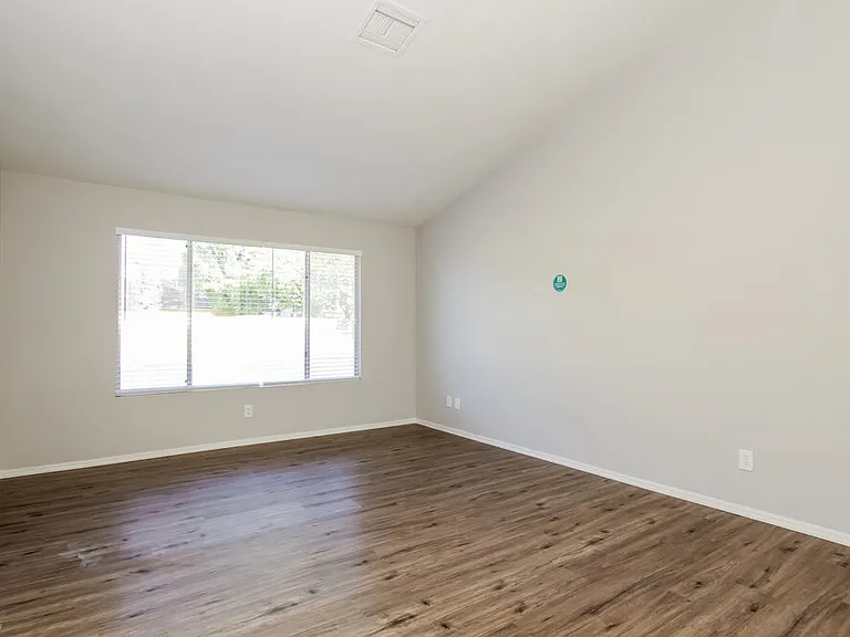 208 W Oraibi Dr — Photo 3