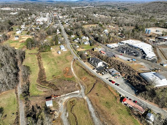 4th image of 1388 E Main St