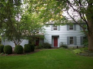 10 Woodstock Ln, Pittsford, NY 14534
