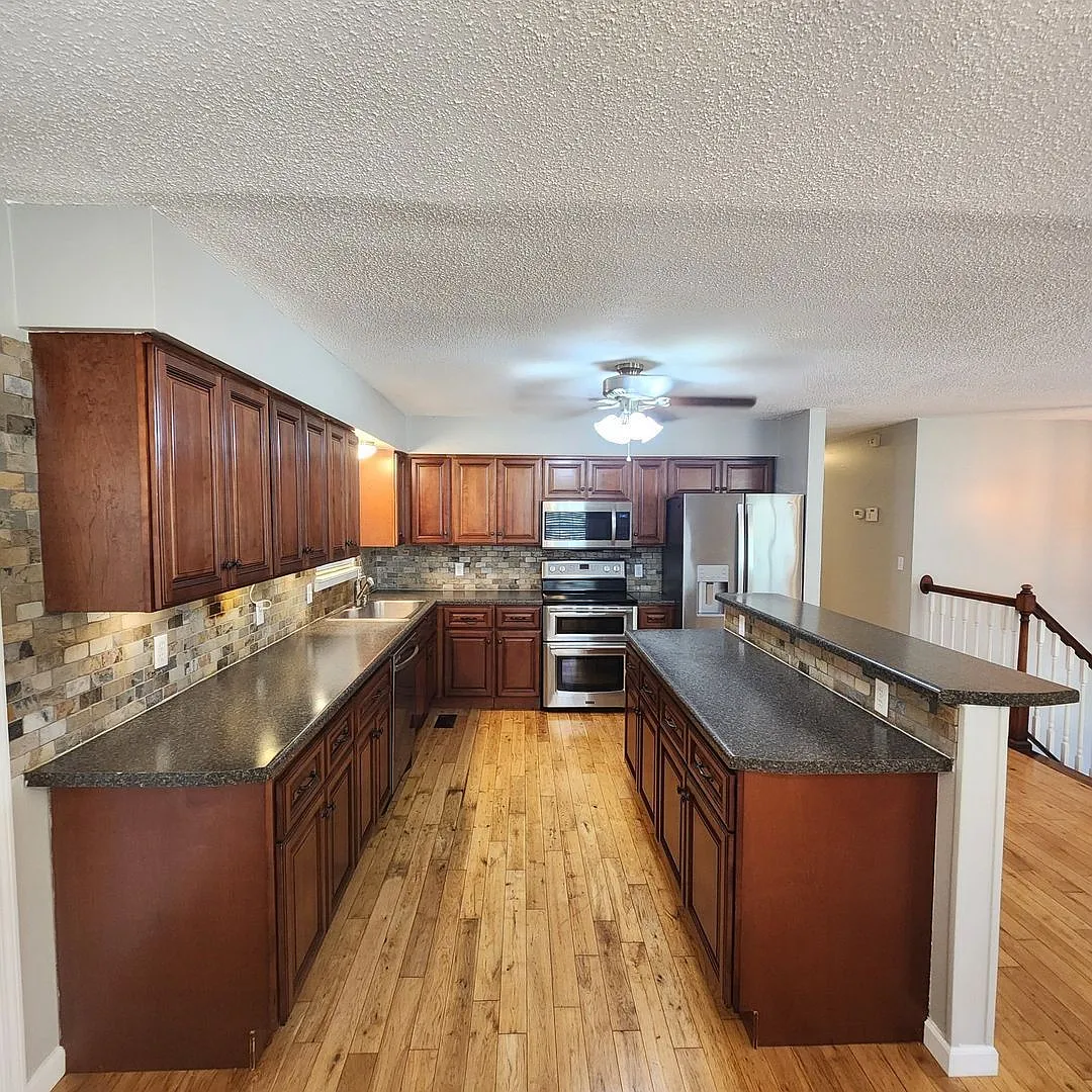 5 bed, 3.0 bath, 2436 sqft, $2,495 — Photo 4