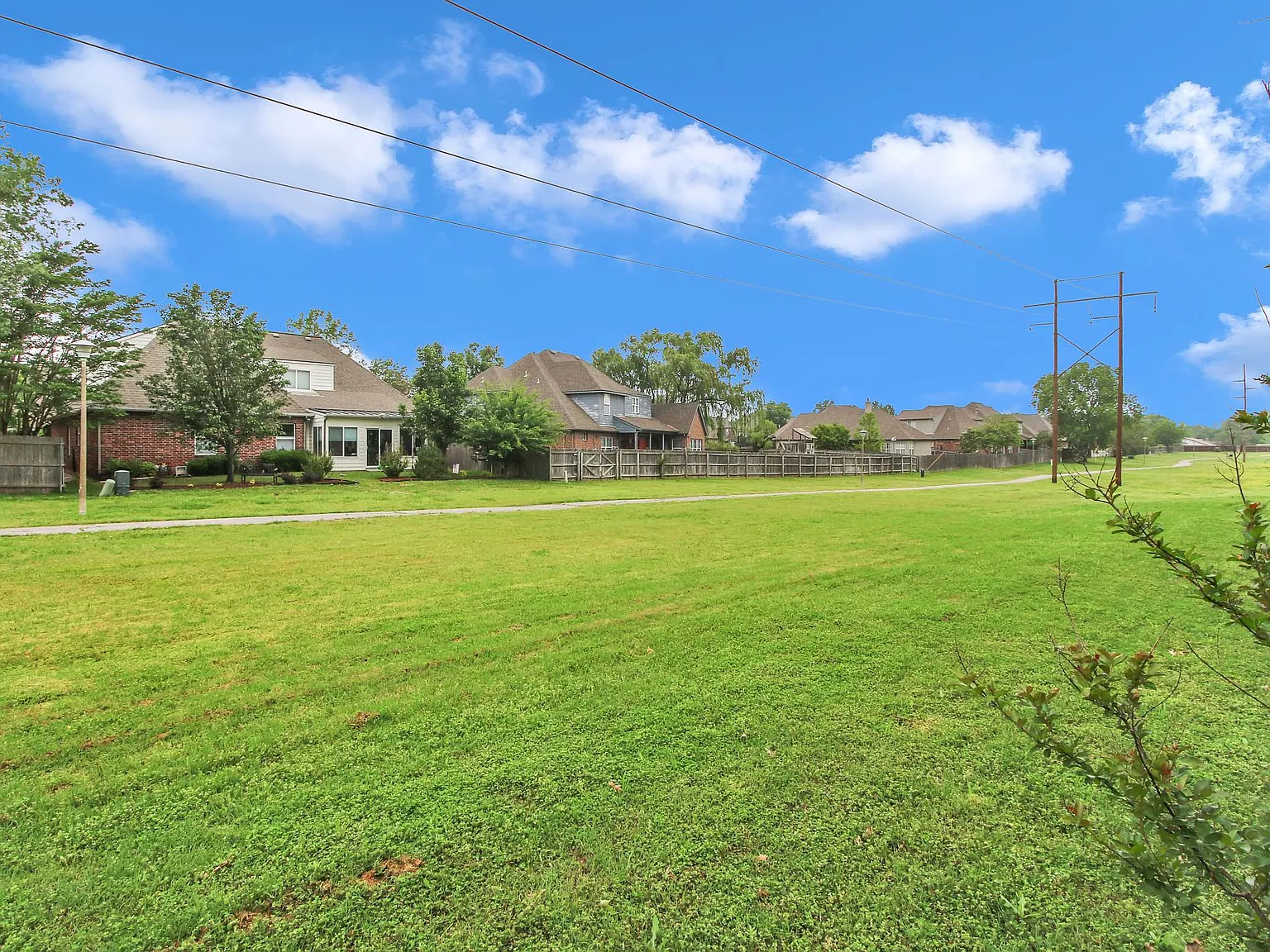 3 bed, 2.5 bath, 1950 sqft, $4,800 — Photo 3