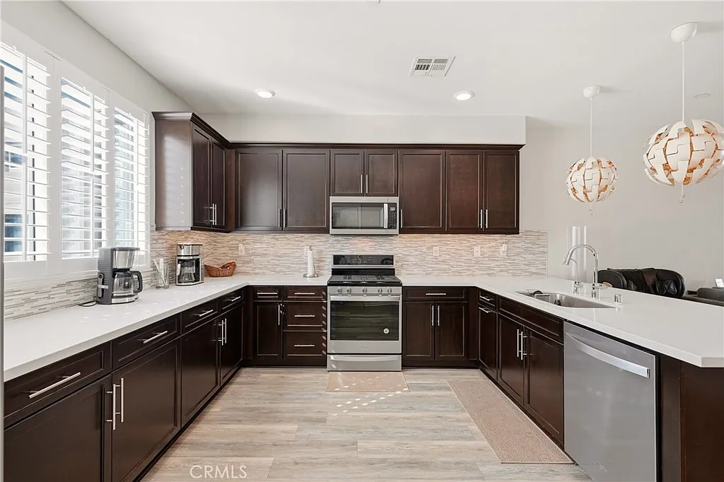 3 bed, 3.5 bath, 1920 sqft, $4,300 — Photo 1