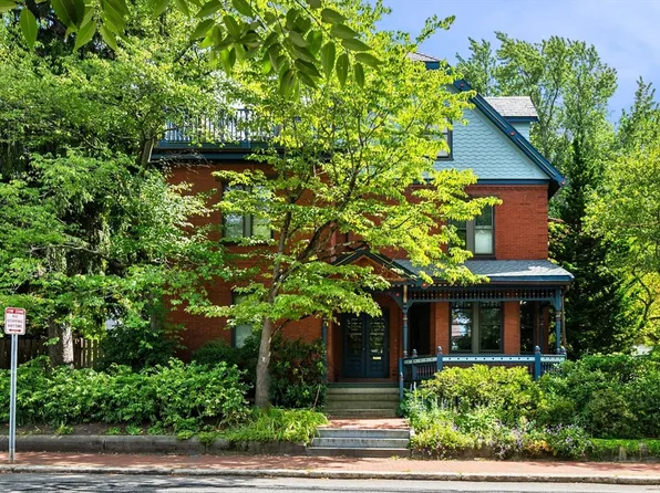 140 Upland Rd, Cambridge, MA 02140