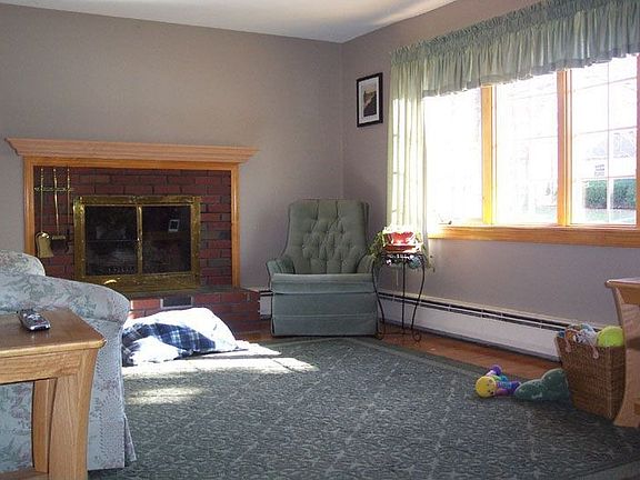 Fireplaced Living room