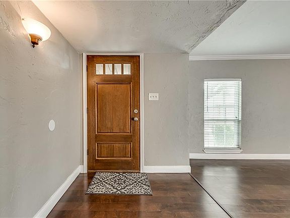 3rd image of 4701 Crawford Dr