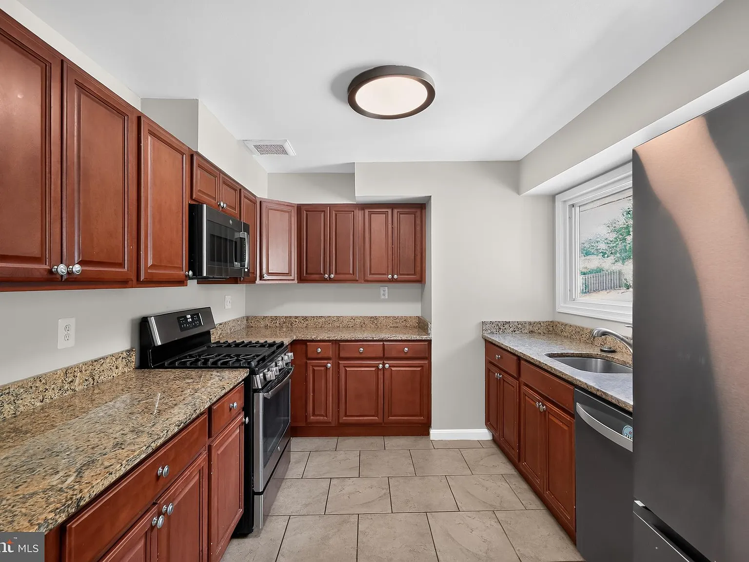 3 bed, 2.5 bath, 1484 sqft, $3,800 — Photo 4