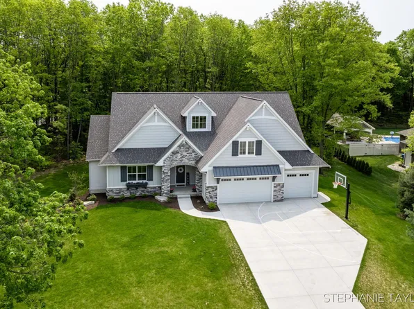 17056 Legacy Dr, West Olive, MI 49460