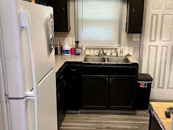 3rd image of 629 Van Buren St W