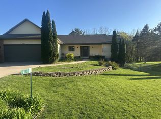 W9211 Red Feather Dr, Cambridge, WI 53523