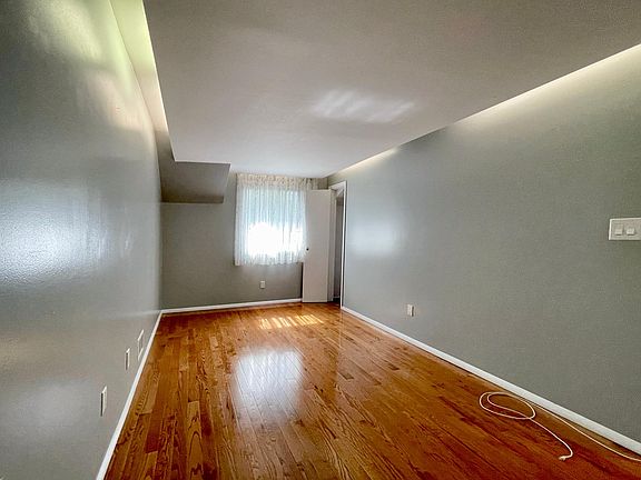 4th image of 105 Giffords Ln