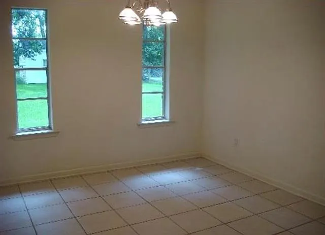 208 Maryland Dr — Photo 5