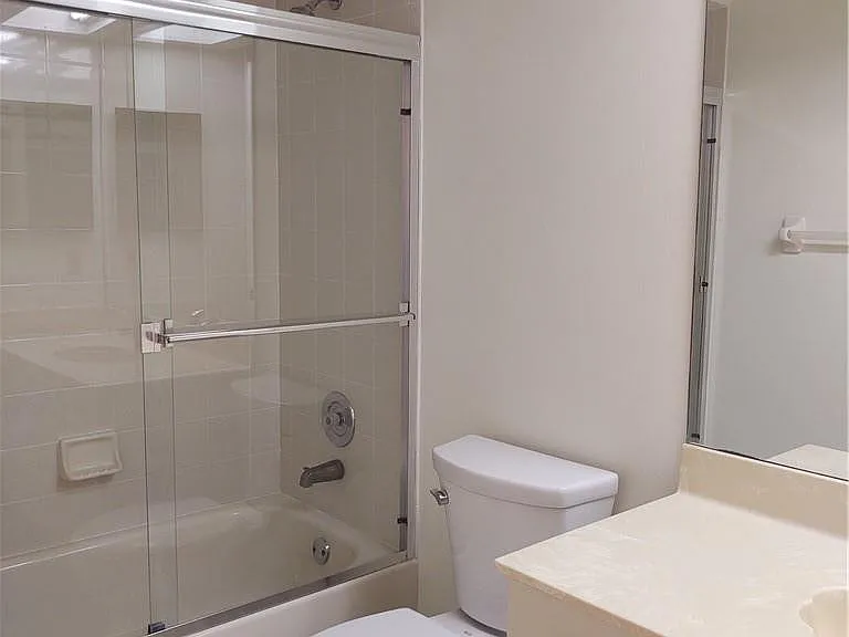 5801 Coach House Cir #B — Photo 22