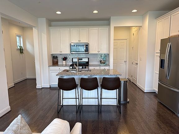 3rd image of 649 Stoverdale Rd