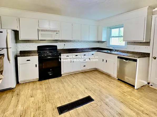 141 Alma St, Lowell, MA 01854