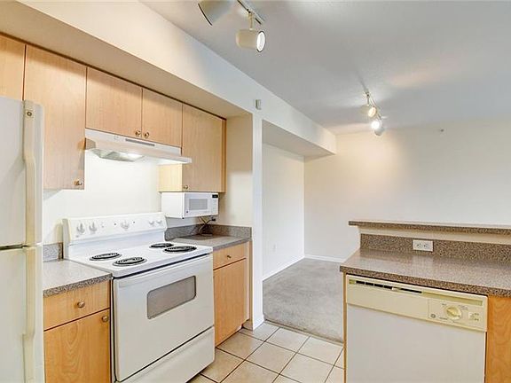 4th image of 704 Villa Cir