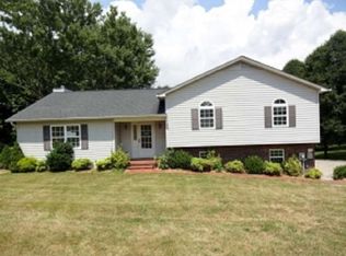 140 Rutledge Dr, Bluff City, TN 37618