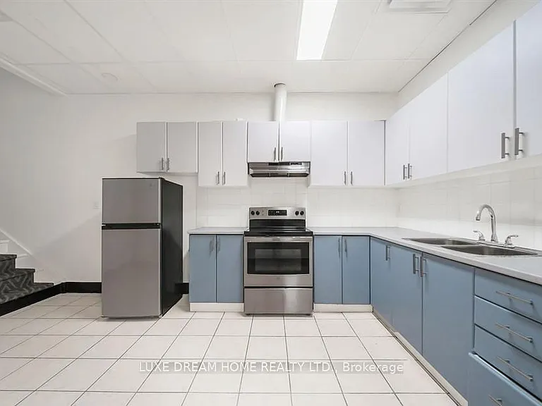 842 Dundas St W — Photo 8