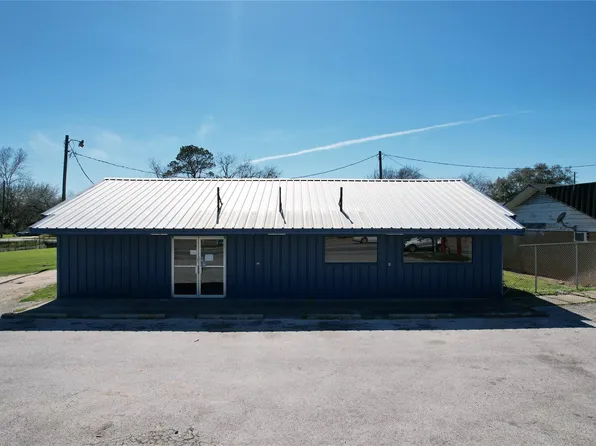 607 E Main St, Eagle Lake, TX 77434