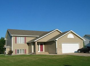 606 Maplewood Dr, Thompson, ND 58278